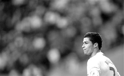 太离谱了！库里吸引四人防守最终助队友得分 随后三分打停独行侠（看呆全场！库里引四人包夹妙传助攻，随后再飙三分打停独行侠）