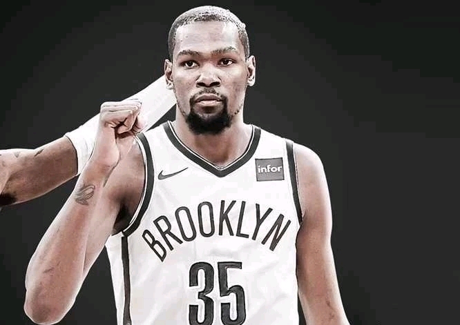 图片报：阿德耶米和他妻子拍了一部生活纪录片，预计明年上线（图片报：阿德耶米携妻拍摄生活纪录片，预计明年播出）