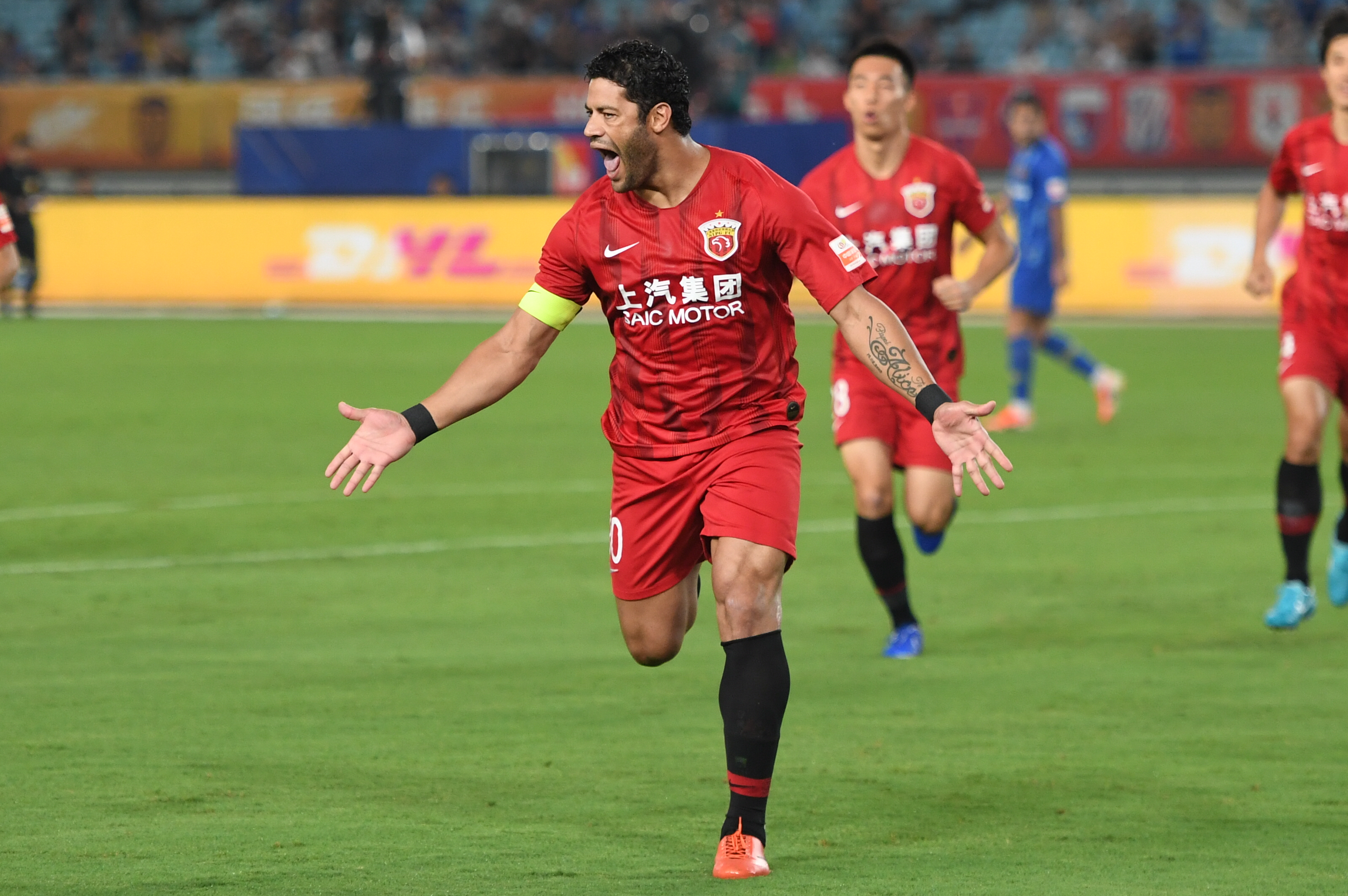 给你修修胡子，瓦科分享自己用剪刀剪克雷桑胡子的照片（瓦科晒照：亲自拿剪刀为克雷桑修胡子）