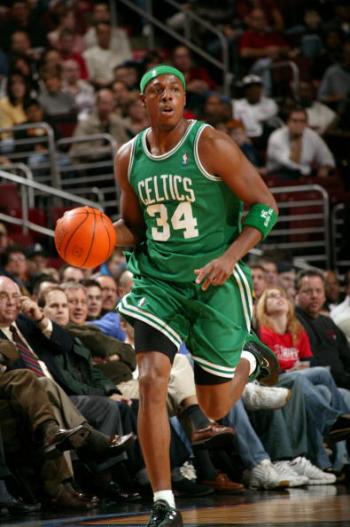 足球英超本轮最佳阵公布，新援发挥亮眼（英超本轮最佳阵容出炉，新援表现抢眼）