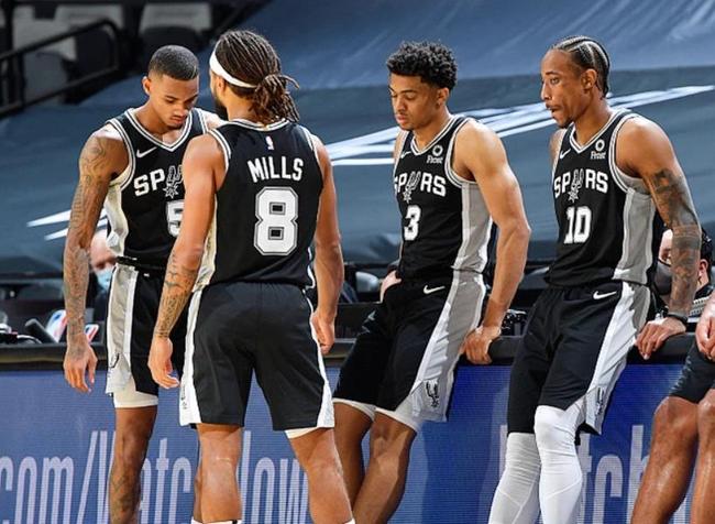 孔帕尼：逆转困境的精神很重要，迪亚斯总能在混乱中创造可能（孔帕尼：扭转困局的信念至关重要，迪亚斯总能在乱局中开辟生机）