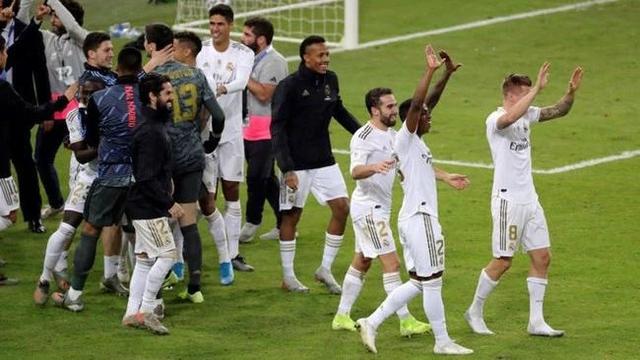 足球巴萨夏窗计划浮现，多名球员被列出售（巴萨夏窗方案曝光，多名球员被挂牌出售）