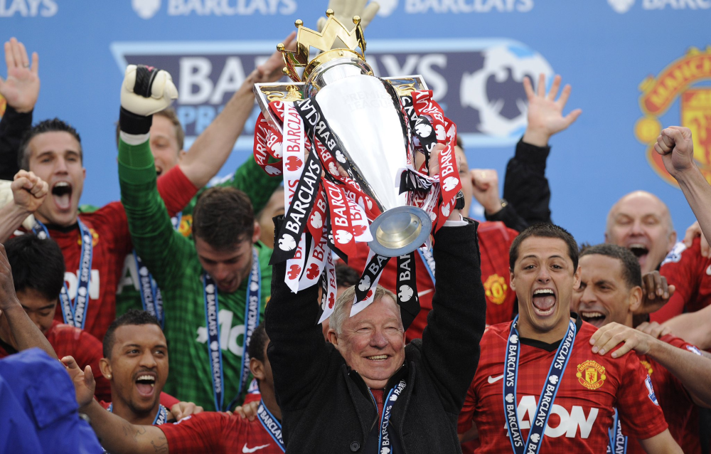 又上头了！克里斯被换下场 替补席摊手疯狂抱怨（又炸了！克里斯被换下后在替补席摊手狂抱怨）