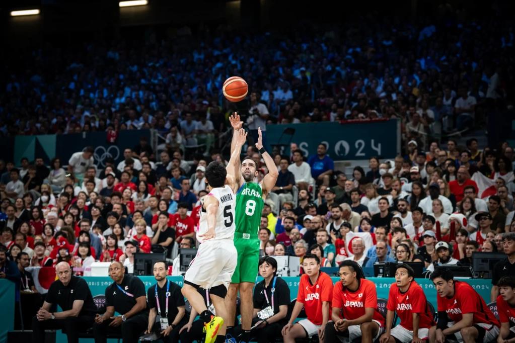 本赛季开拓者打勇士三分命中率43.6%，打其他队32.1%（本季开拓者对勇士三分命中率43.6%，对其余对手仅32.1%）