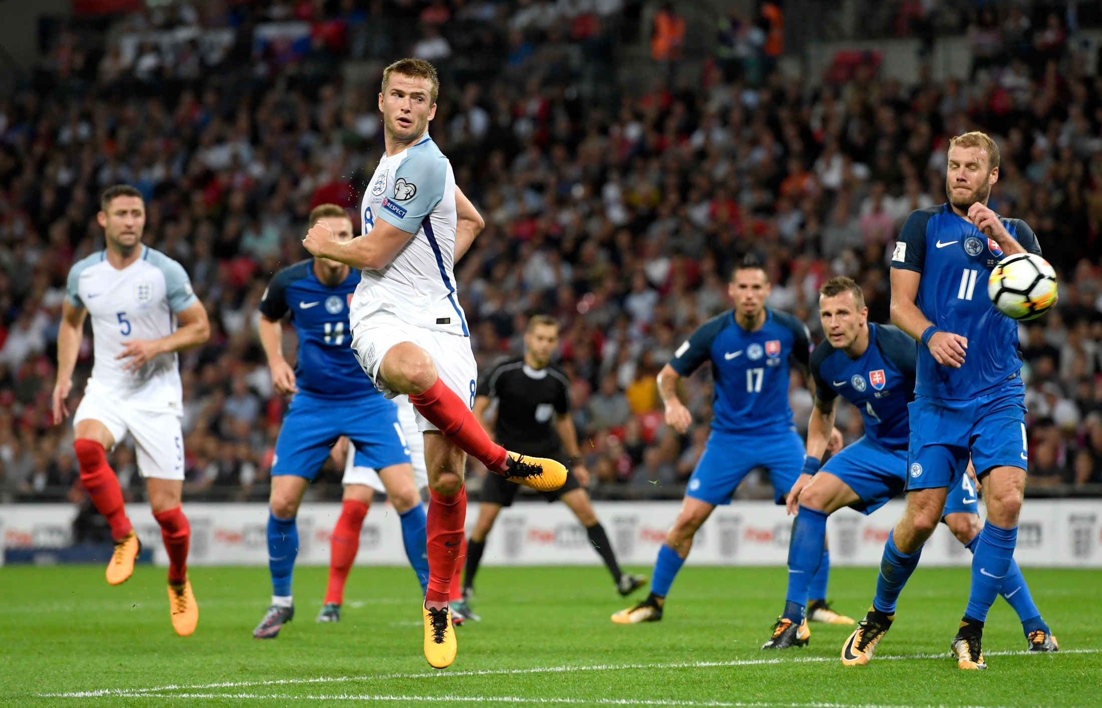CBA俱乐部杯-奎因29分广东轻取广州 香港金牛胜同曦（CBA俱乐部杯：奎因砍下29分助广东轻松击败广州，香港金牛战胜同曦）