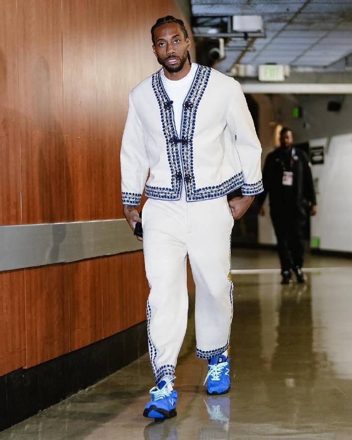 最快百球先生！哈兰德领取英超100球纪念球（哈兰德创英超百球最快纪录，获颁百球纪念球）