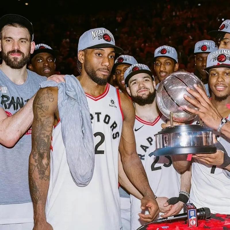 詹姆斯第15次中国行人气依旧爆棚，为上海交大球赛开球并与同学互动（詹姆斯第15次访华人气不减，在上海交大为球赛开球并与学生互动）