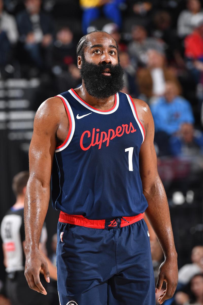 火箭哈登末节爆发连得15分（哈登末节连拿15分引领火箭反扑）