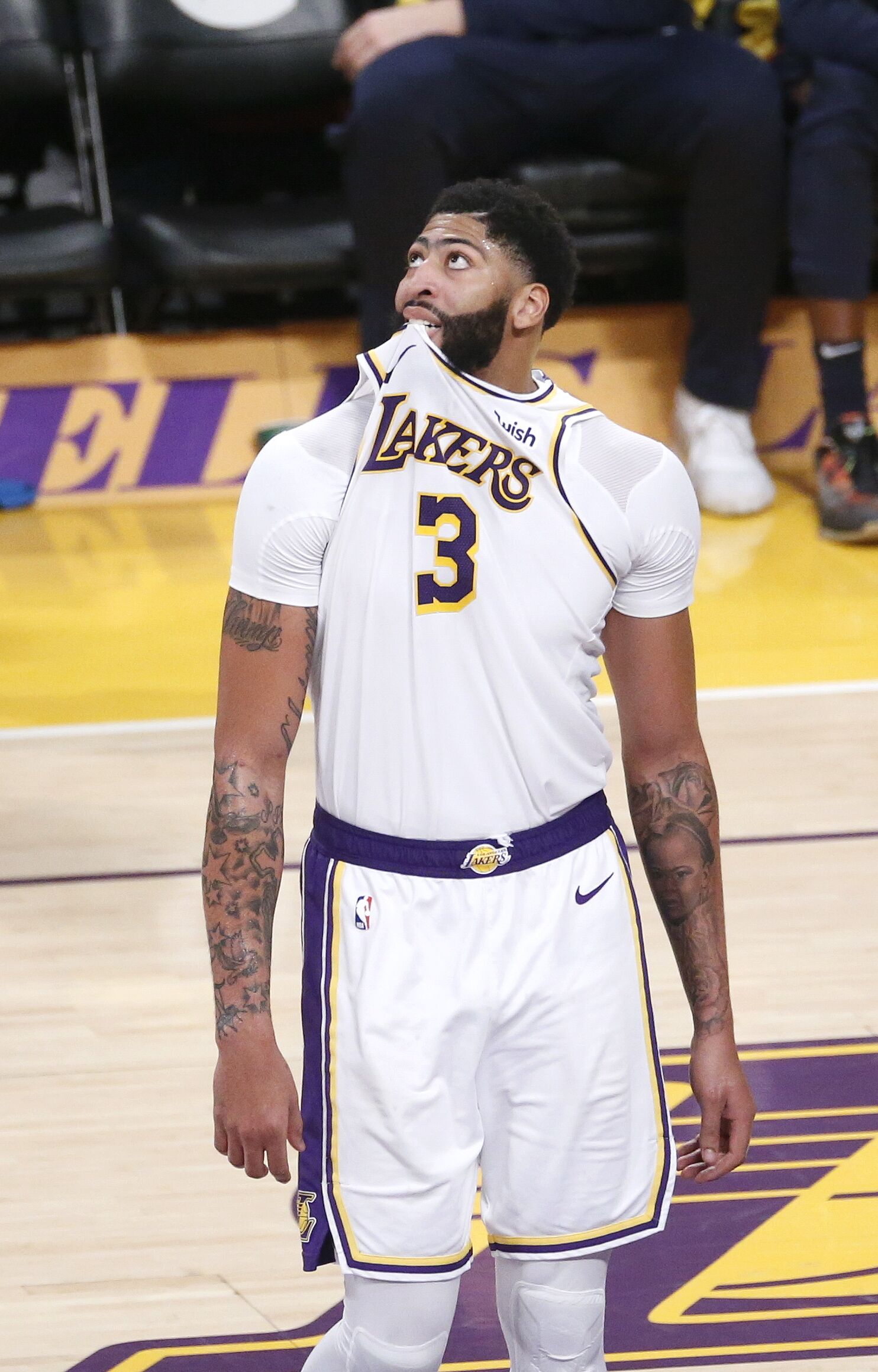 文班半场6中2贡献4分4篮板，正负值-7全队最低（文班半场6投2中仅得4分4篮板，正负值-7居全队最低）