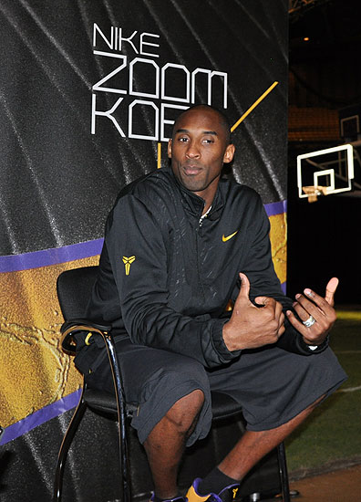 姆巴佩速度突破 防线全面告急（姆巴佩闪电突进 后防线告急）