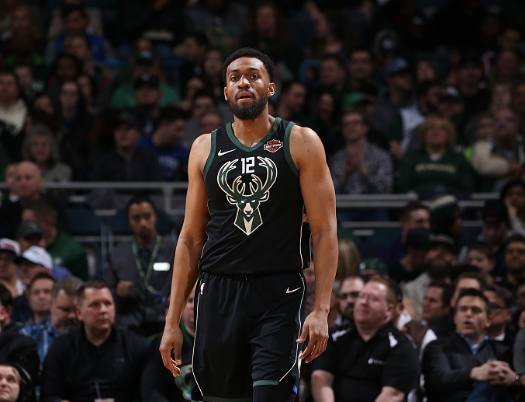 酣畅淋漓！还原火箭大胜湖人23分全过程，詹姆斯满脸无奈（火箭23分痛击湖人全程回顾：詹姆斯面露无奈）