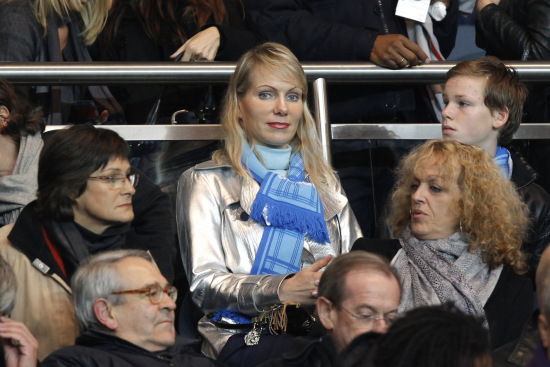 前队友揭秘科比打人事件：讨债100美元突然出拳 发语音道歉哭了（前队友称科比因追讨100美元突然出拳，随后语音道歉并落泪）