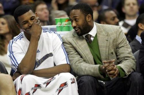 杜兰特关键中投命中，全场欢呼（杜兰特命中关键中距离，现场欢声雷动）