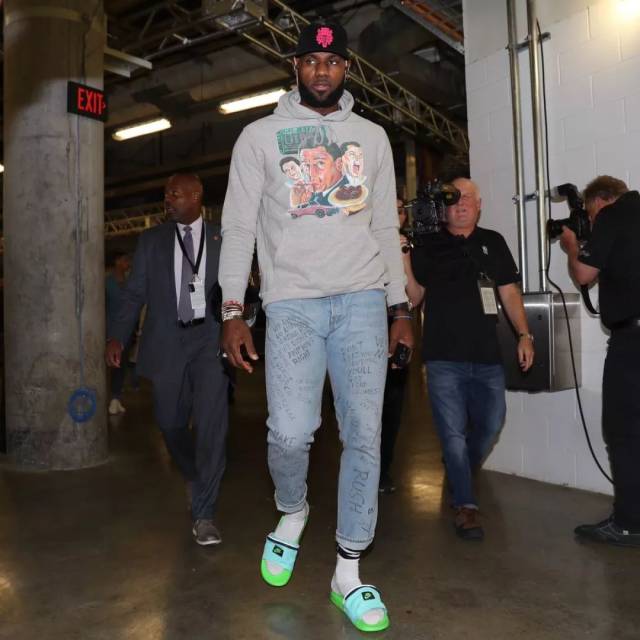 曼联再陷低谷：老特拉福德的失望之夜（红魔再度失意：梦剧场的苦涩之夜）