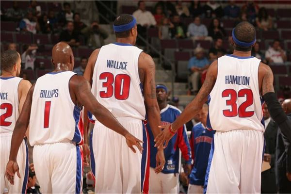 跟队：阿什拉夫伤缺6-8周，他的目标是尽快恢复赶上非洲杯（队记：阿什拉夫预计伤停6至8周，力争尽快康复赶上非洲杯）